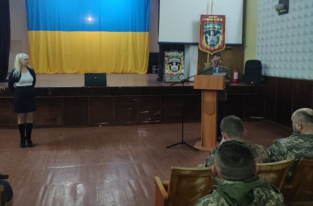 Олександр Варакута та Ірина Чорна вручають грамоти бійцям